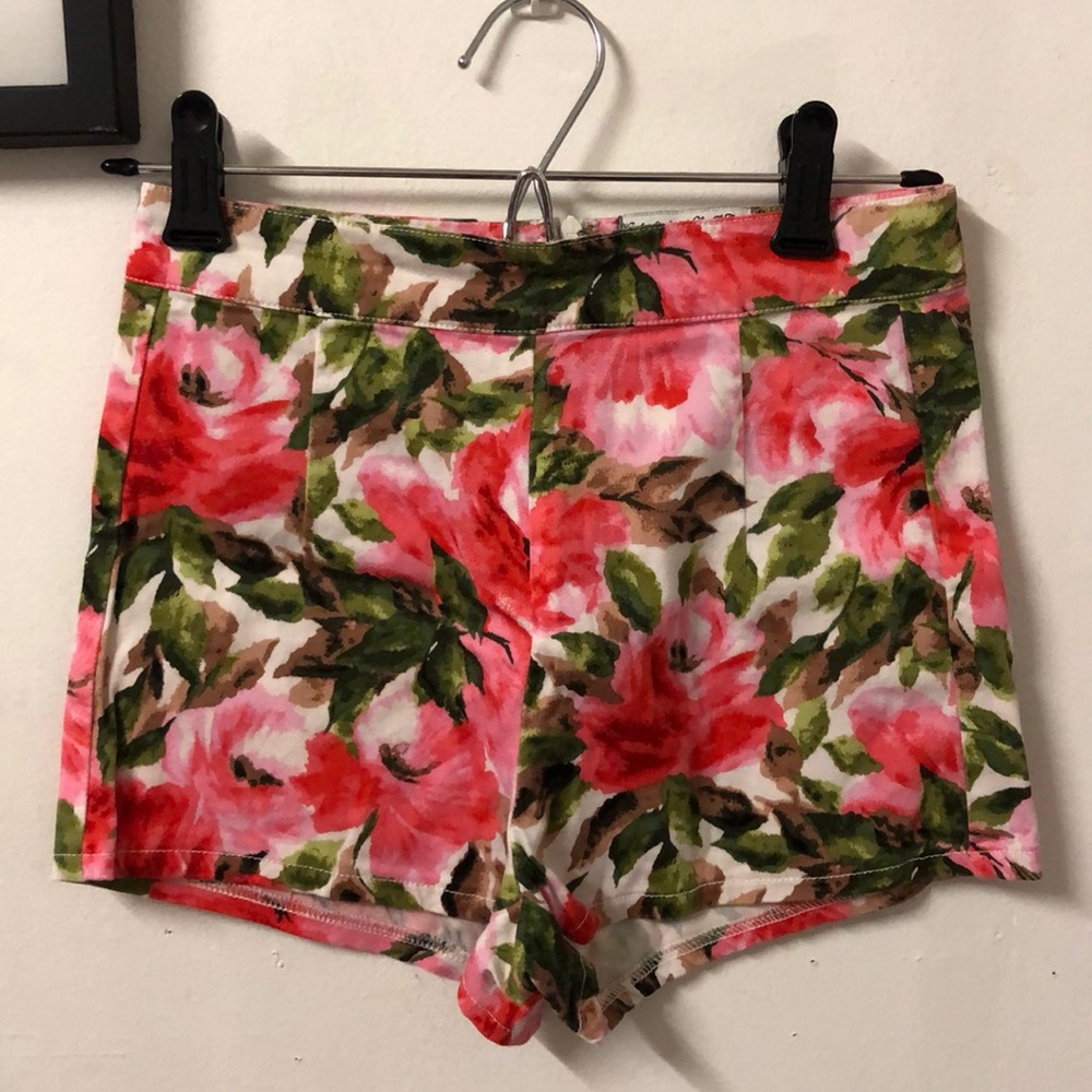 Floral pleated shorts